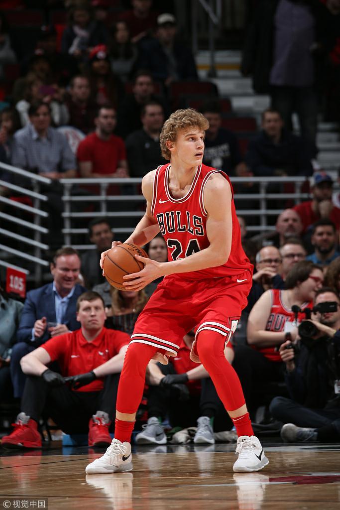 76人擒下热火队，西蒙斯完美表现