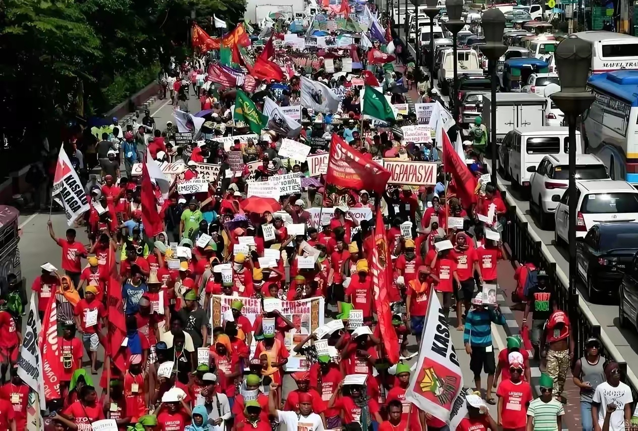 关于观众热情振臂呐喊，助威声震天的信息