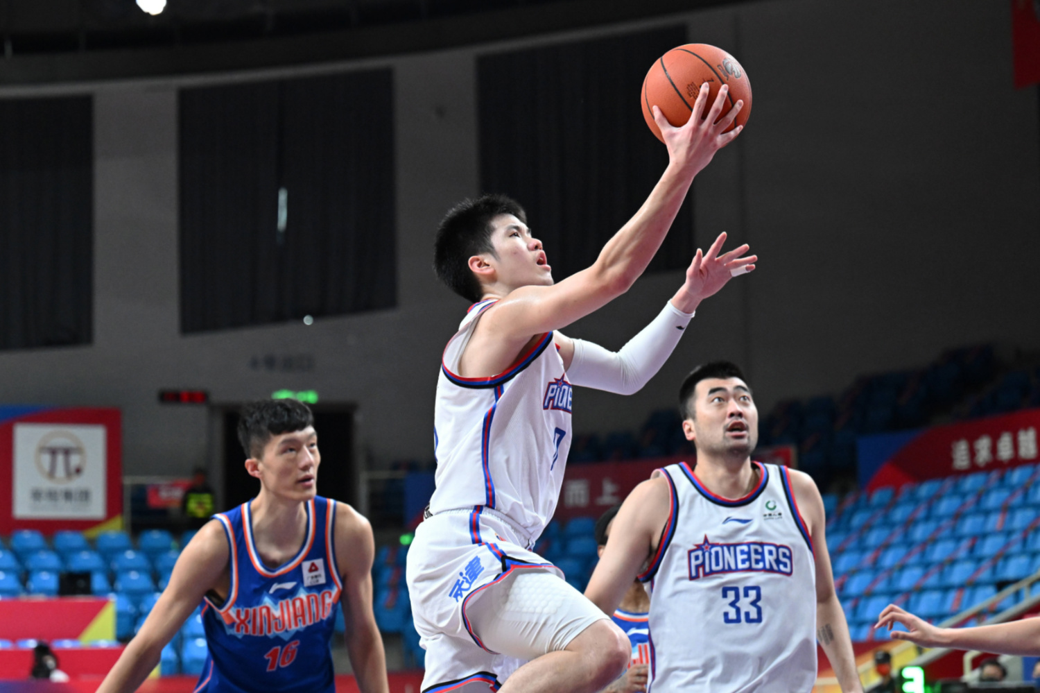 天津男篮球员集体训练，备战下一场关键比赛