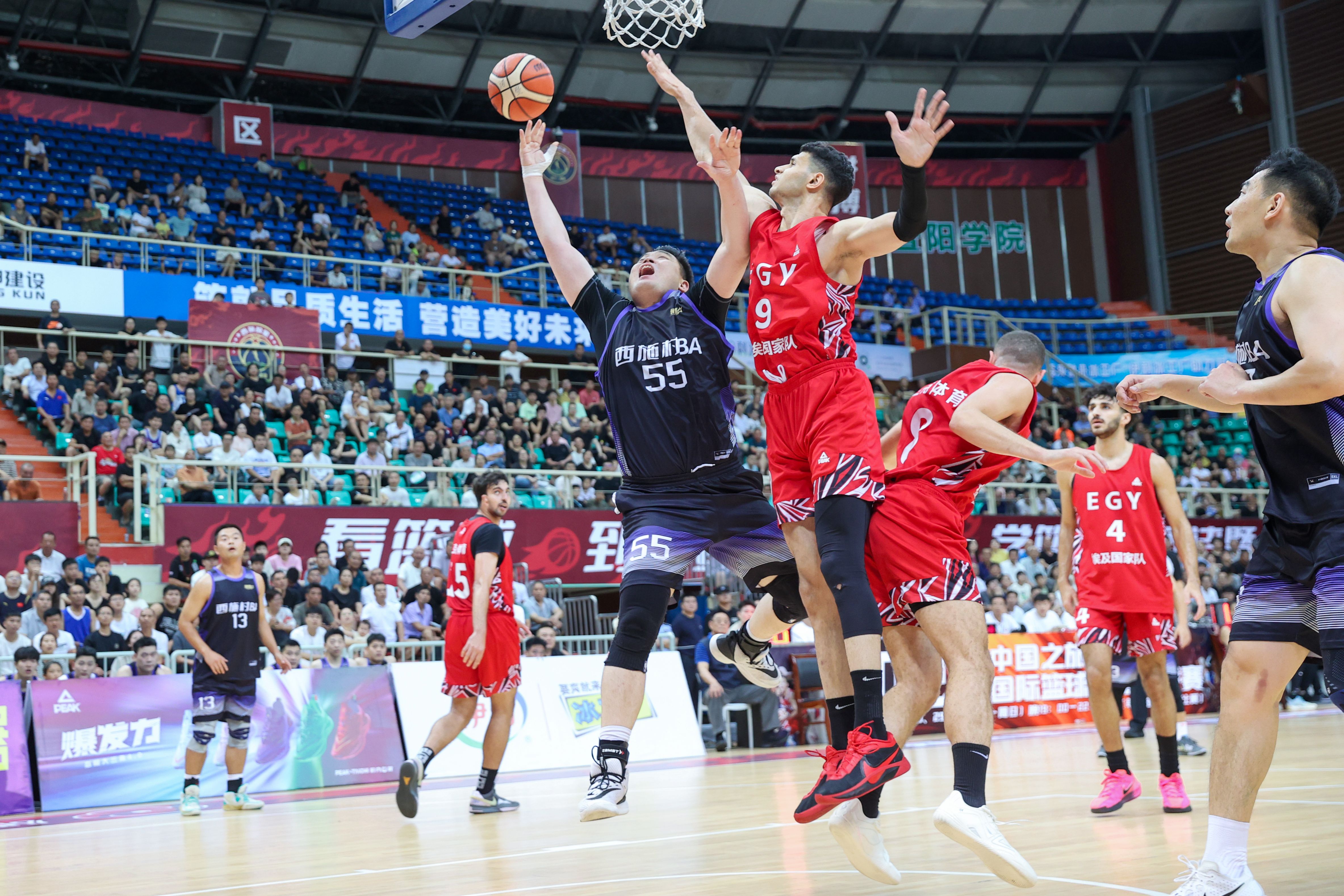 篮球青年锦标赛在国内举行，激烈角逐