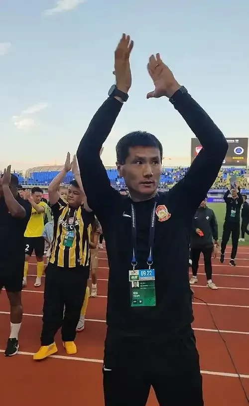 巴萨临时主帅展现指挥才华，带领球队赢球