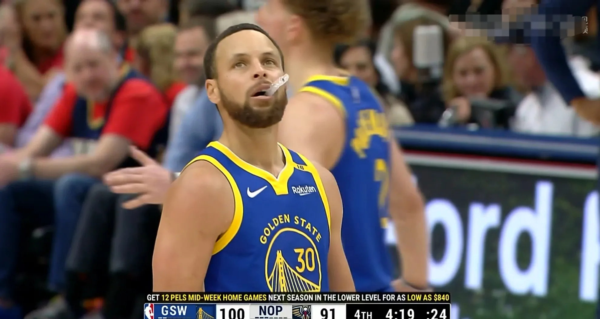 勇士后卫射手命中关键三分领先