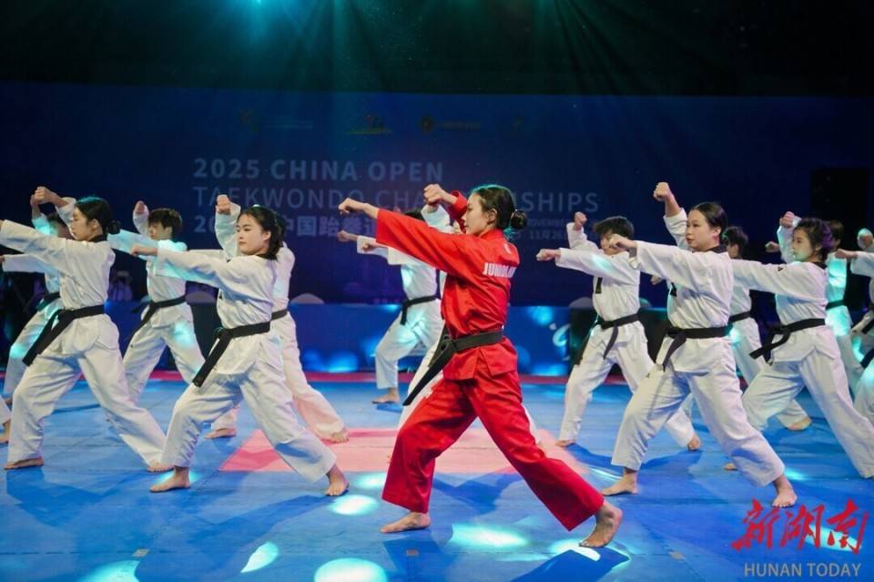 跆拳道团体搏击高手争夺桂冠