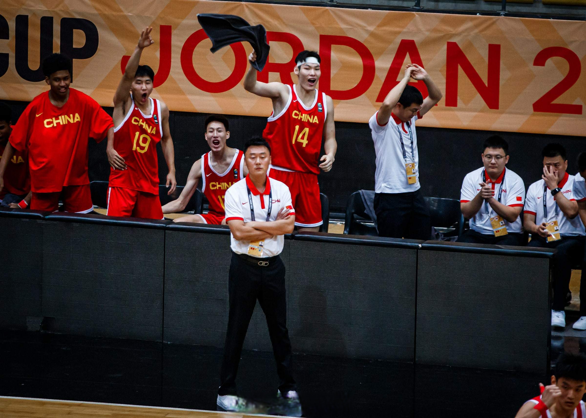 爱游戏网站-激励士气！球队在比赛中展现团结力量，赢得掌声的简单介绍