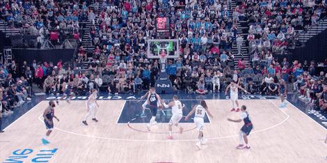 关于WNBA季后赛半决赛激战，强队强势晋级的信息