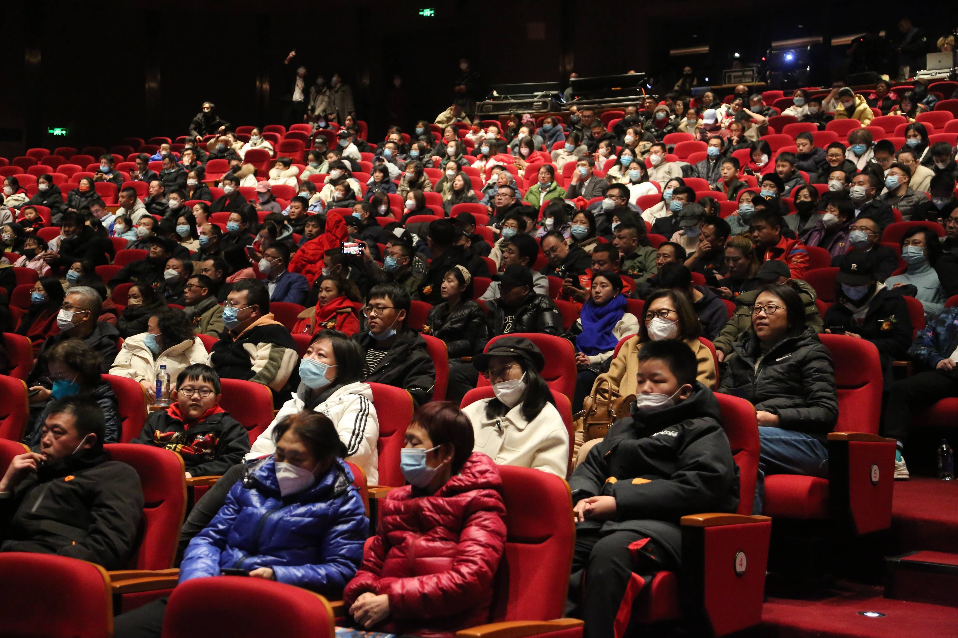 包含观众热情高涨，现场气氛热烈到极致的词条