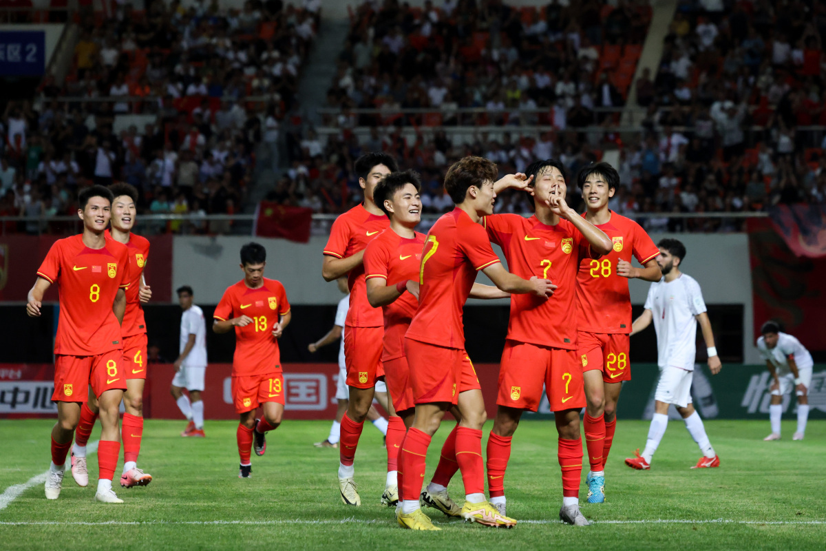 爱游戏app下载地址-国内足球联赛争夺异常激烈，球员展现实力